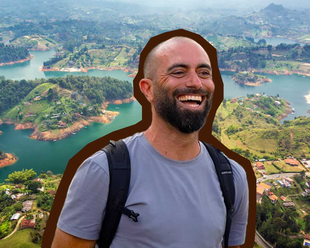 Embalse de Guatapé en Colombia. Islas verdes y aguas tranquilas entre montañas, un paisaje colorido y sereno en Antioquia.