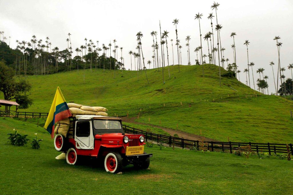 Jeep-en-el-valle-del-cocora-en-colombia-opt