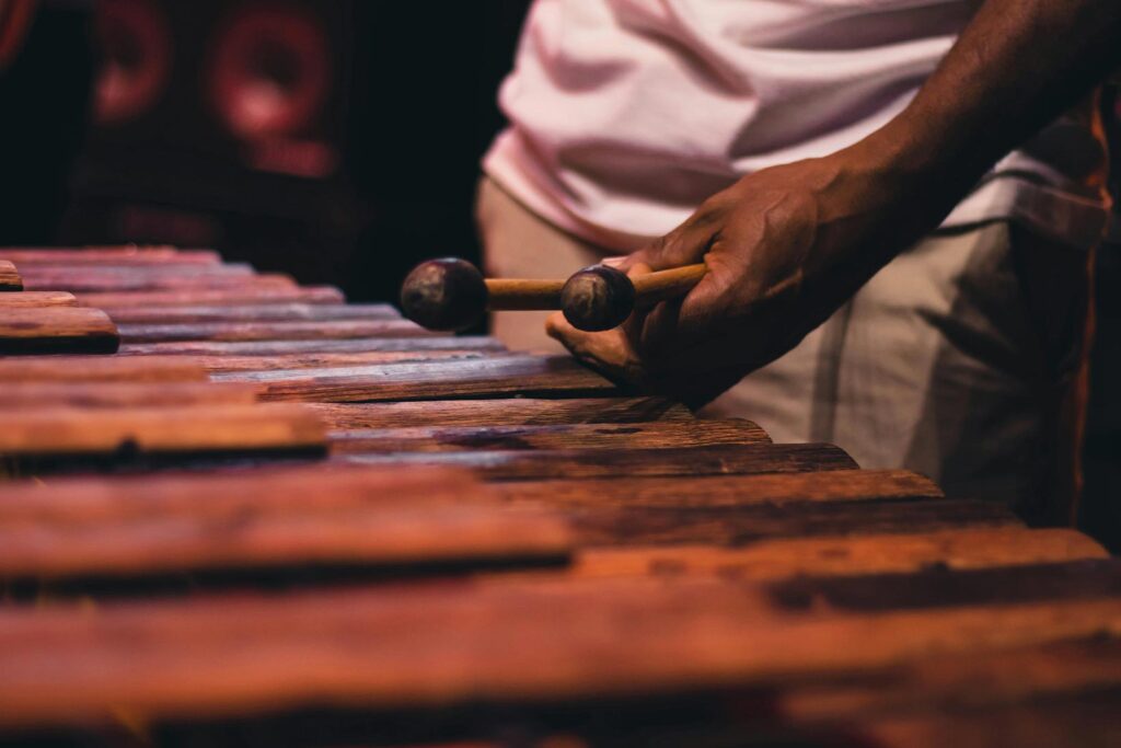 Manos de músico afrocolombiano tocando marimba de chonta, instrumento tradicional del Pacífico colombiano.