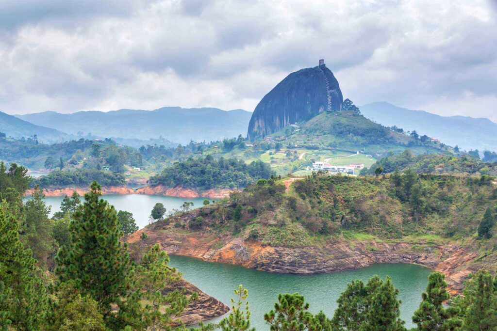 Piedra-del-peñol-en-guatape-antioquia-colombia