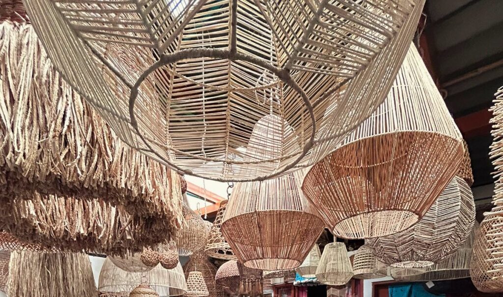 Artesanías en fibras naturales elaboradas a mano en Filandia, Quindío, exhibidas en un taller local