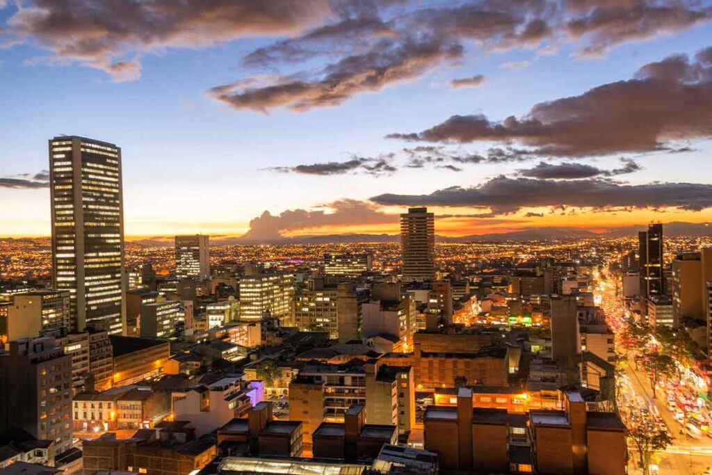 Vista panorámica de Bogotá al atardecer.
