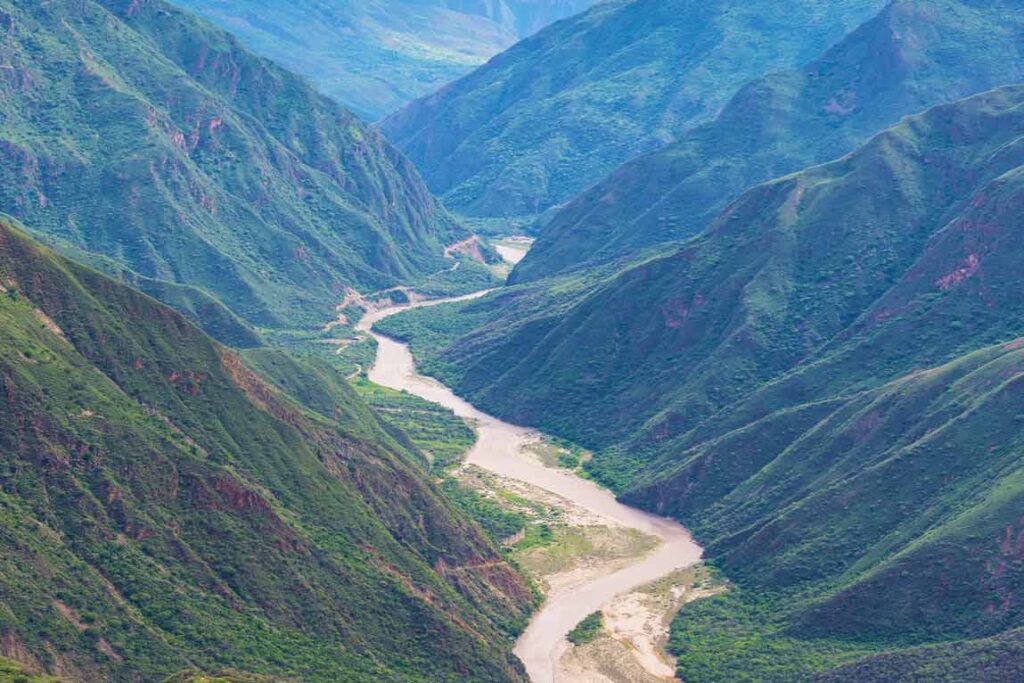 Panorámica del Cañón del Chicamocha, con el río serpenteando entre montañas del nororiente colombiano.