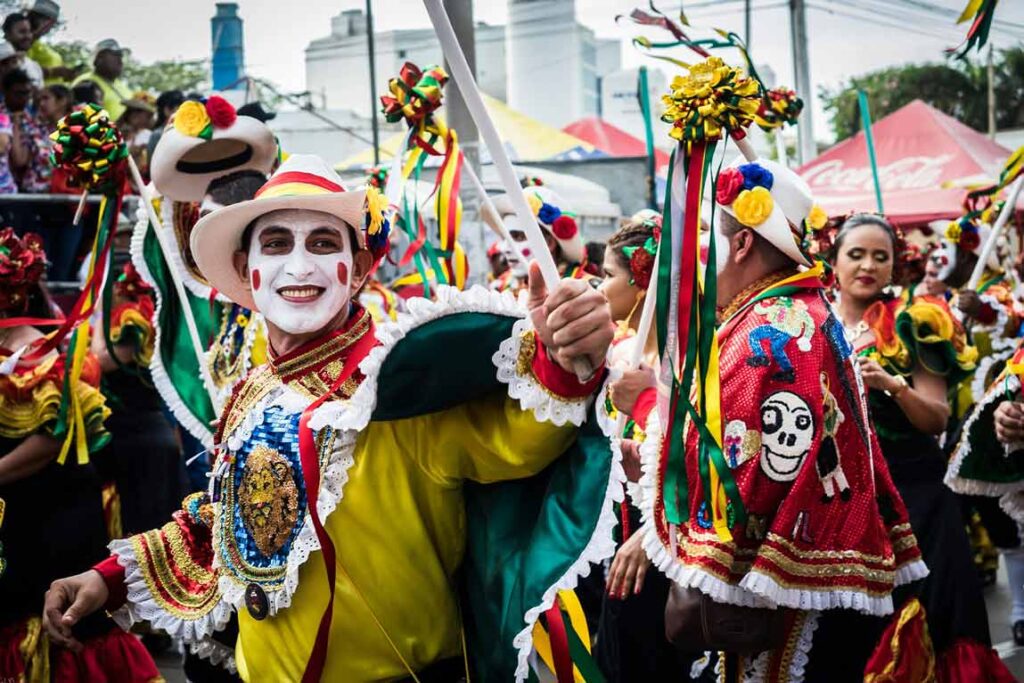 Comparsa del Carnaval de Barranquilla con trajes coloridos, danzas tradicionales y música folclórica caribeña.