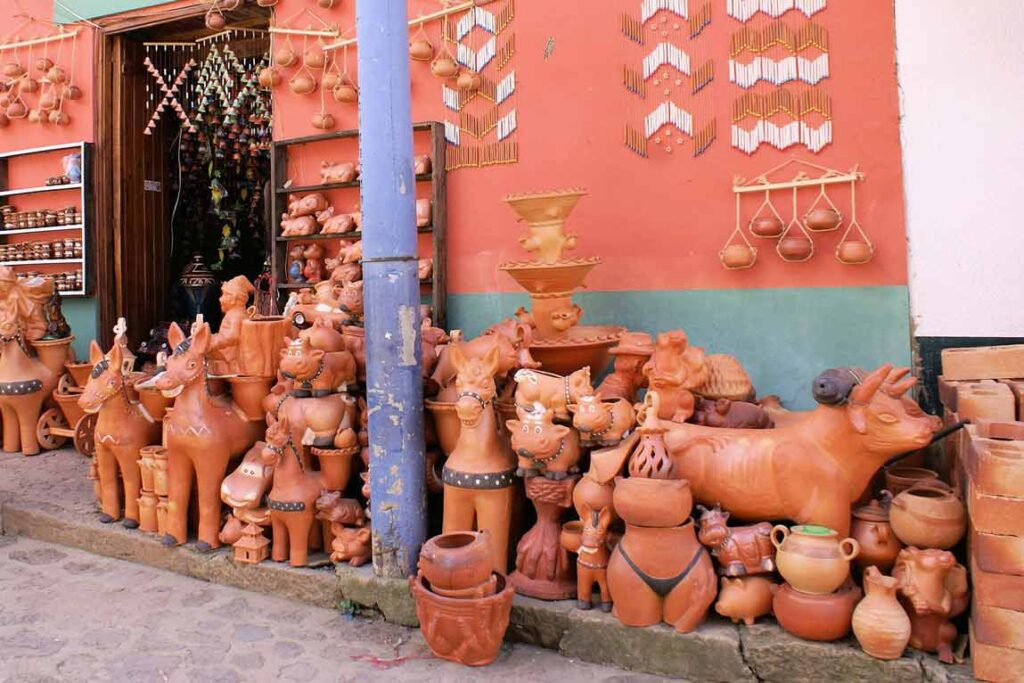 Exposición de piezas de cerámica artesanal, en una tienda artesanal en Ráquira, Boyacá.