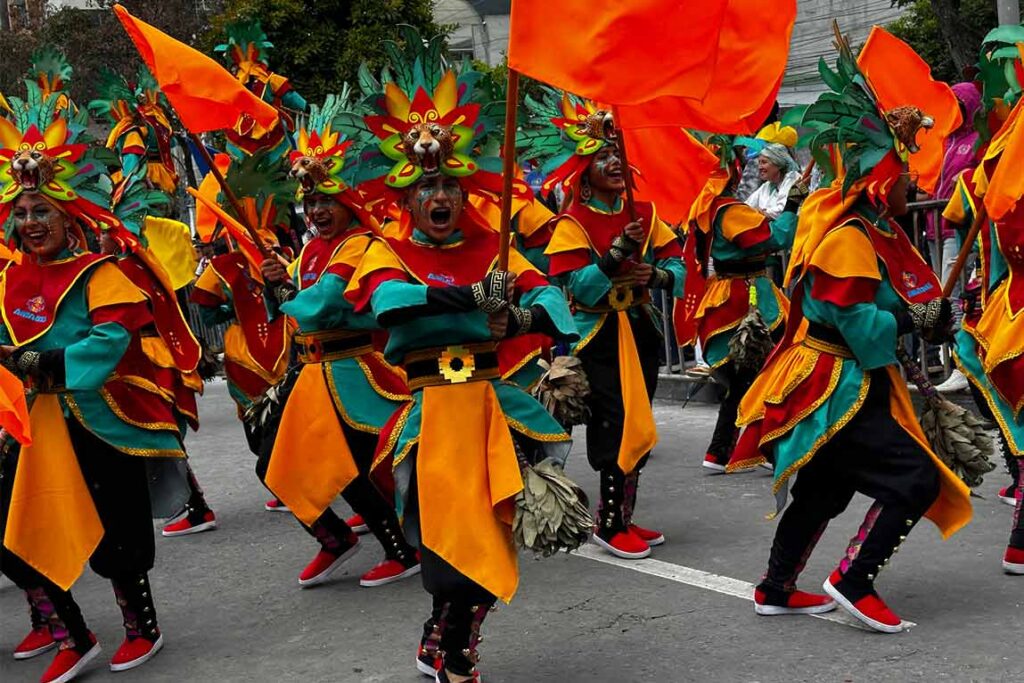 Comparsa del Carnaval de Negros y Blancos en Pasto, con trajes coloridos durante el desfile cultural.