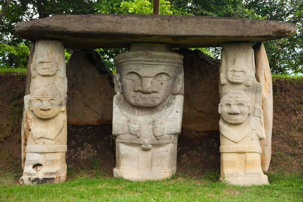 Esculturas y tumbas prehispánicas talladas en piedra en Tierradentro, patrimonio arqueológico del Cauca.
