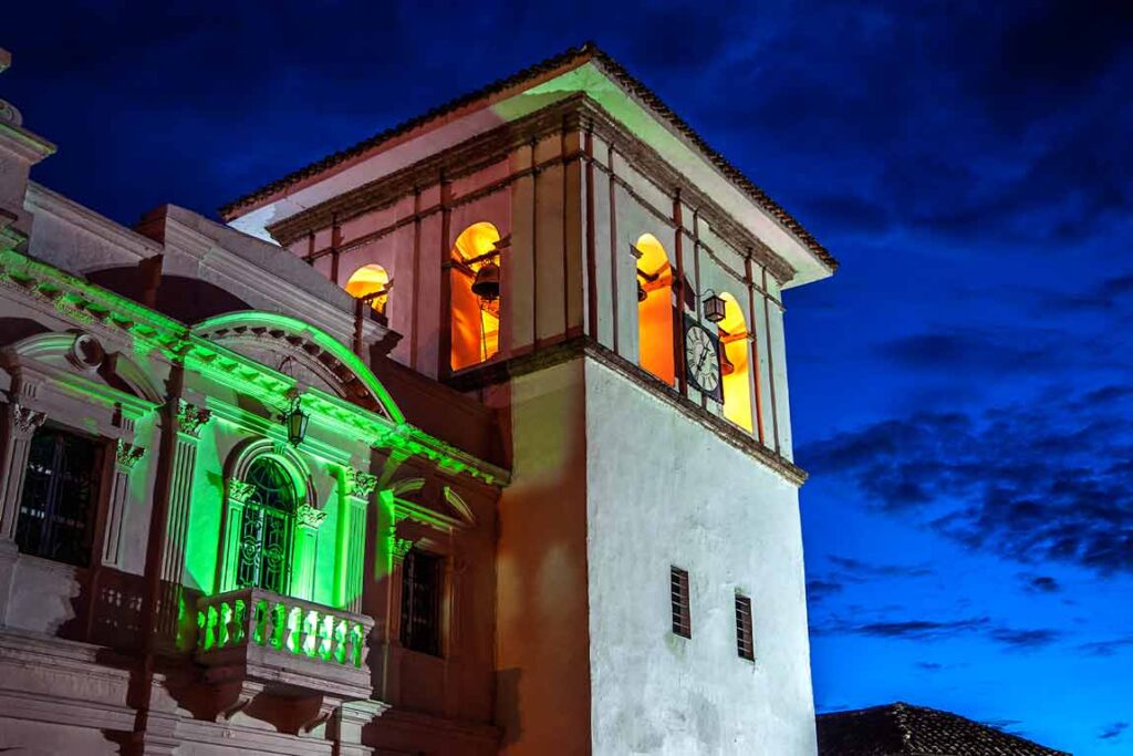 La Torre del Reloj en Popayán, ícono colonial de la Ciudad Blanca, enmarcada por arquitectura patrimonial.