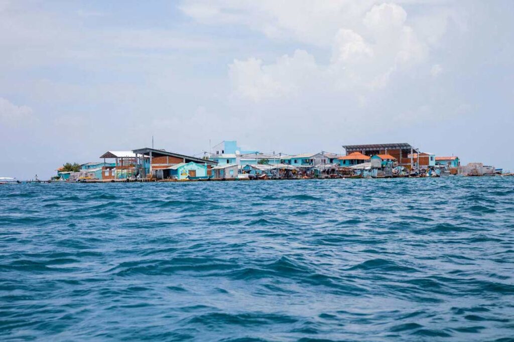 Casas sobre pilotes en pueblo palafito del Magdalena, ejemplo de arquitectura anfibia tradicional.