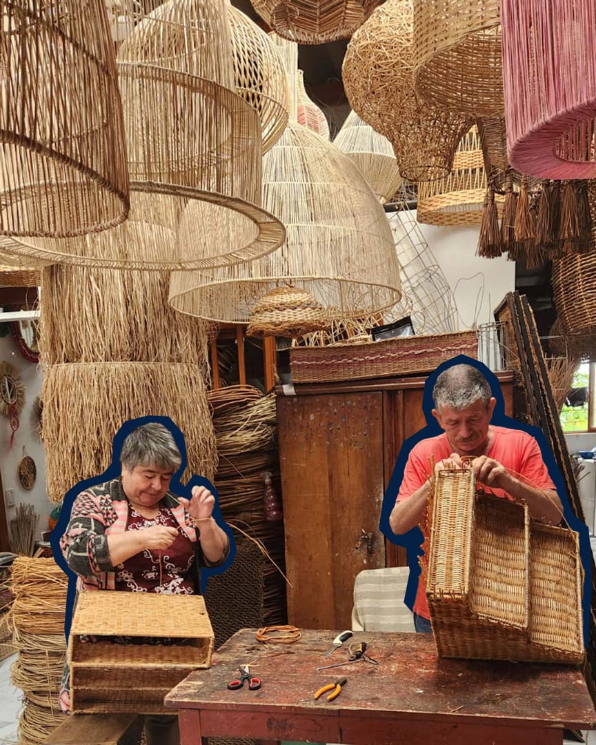 Dos artesanos colombianos tejiendo con fibras naturales en su taller artesanal, técnica tradicional y saberes ancestrales en acción.